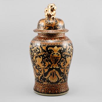 LOCKURNA, porslin, Kina, 1900-talets andra hälft.
