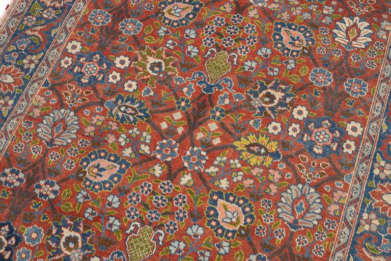 An antique Mahal rug, c.. 178 x 132 cm.