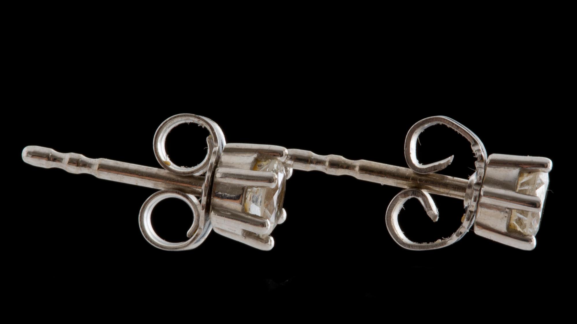 ÖRHÄNGEN, 14k vitguld med briljantslipade diamanter, totalt ca 0,50ct. Vikt ca 0,8 g.