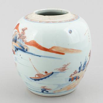 An Imari porcelain pot, China, Qing dynasty, 18th century.