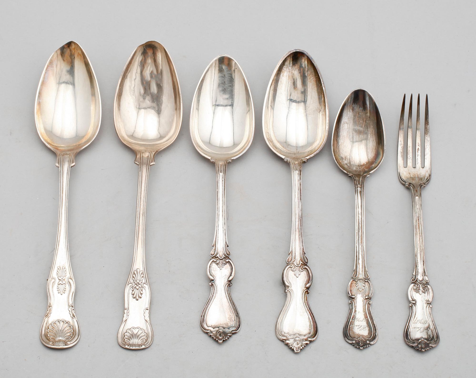 SKEDAR, 5 st samt BORDSGAFFEL, silver, olika modeller, svenska stämplar, 1800-tal. Total vikt ca 332 g.