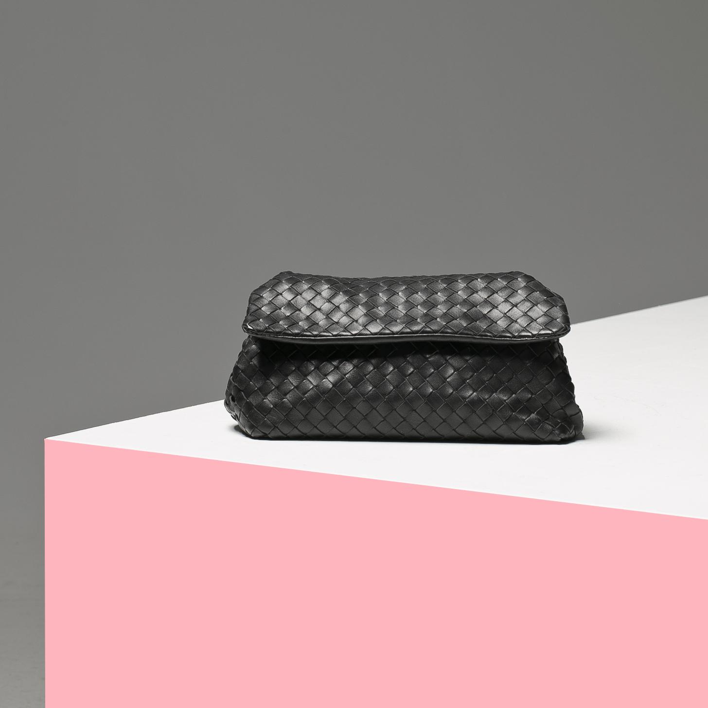 CLUTCH. Bottega Veneta.