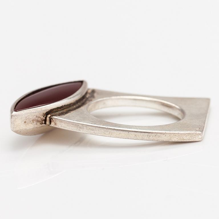 A sterling silver ring with a chalcedony. Kaunis koru, Helsinki.