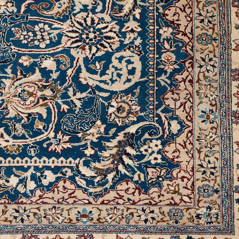 A CARPET, a semi-antique Esfahan/Nain, ca 250 x 169,5 cm (as well as the ends have 2 cm flat weave).