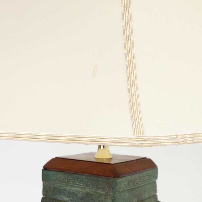 Bordslampor, ett par, brons. Kina, arkaiserande stil, 1900-tal.