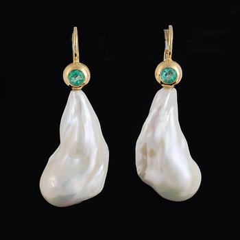 Cultured freshwater pearl earrings.