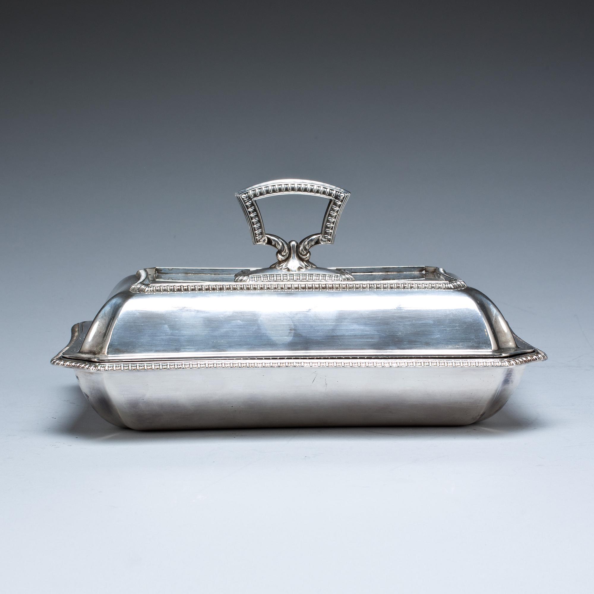 UPPLÄGGNINGSFAT MED LOCK, pläter, England. 1900-tal.