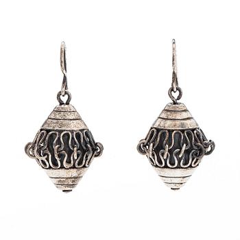 Kalevala Koru, korvakorut, hopeaa.