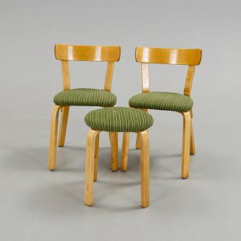 STOLAR, ett par samt PALL , modell 69, Alvar Aalto, Artek, 1900-talets andra hälft.