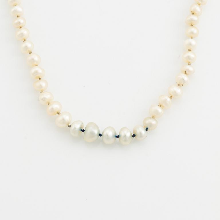 Calibrated pearl necklace, clasp 18K gold with pearl and rose cut diamonds.
