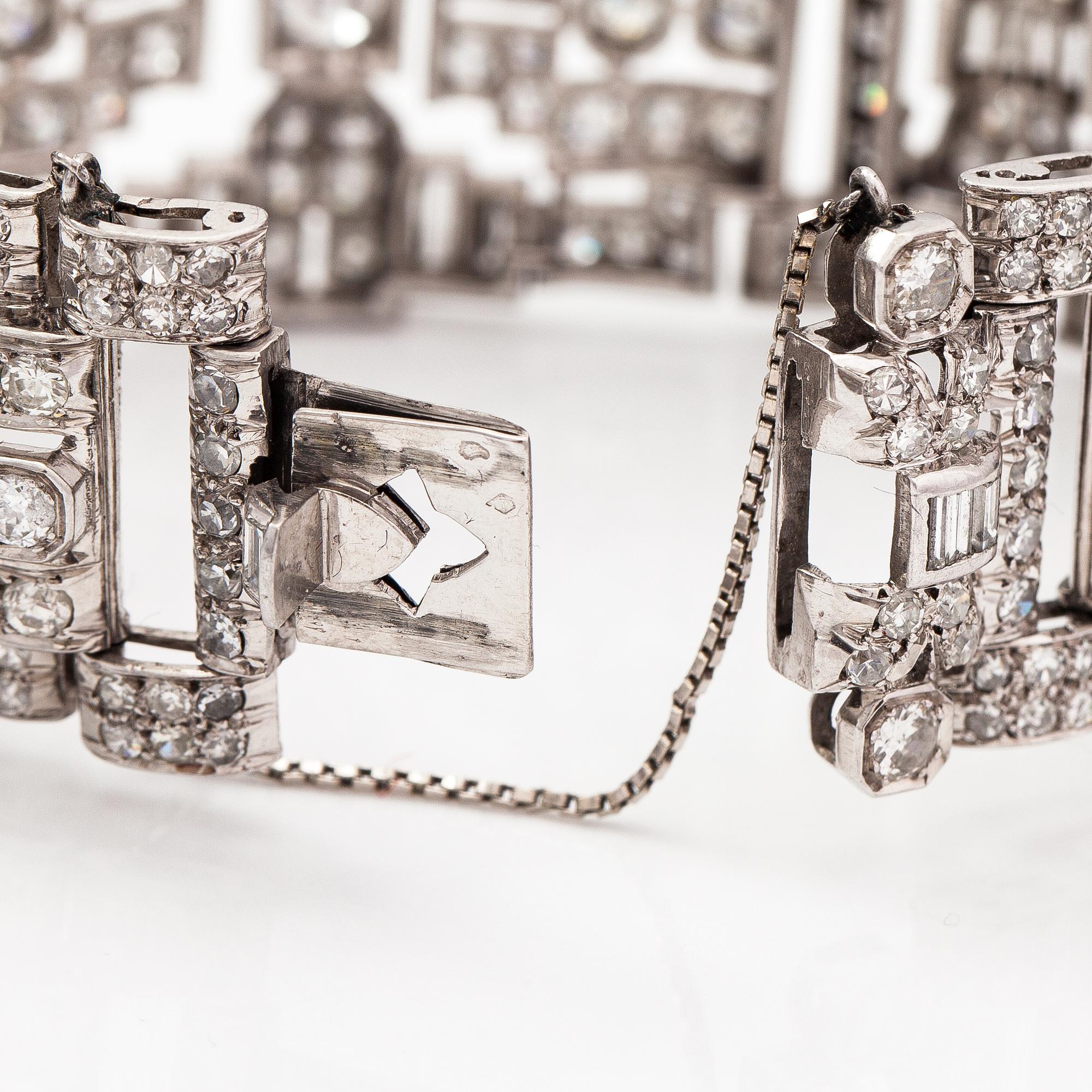 An art deco style platinum bracelet with diamonds ca. 17.85 ct in total.
