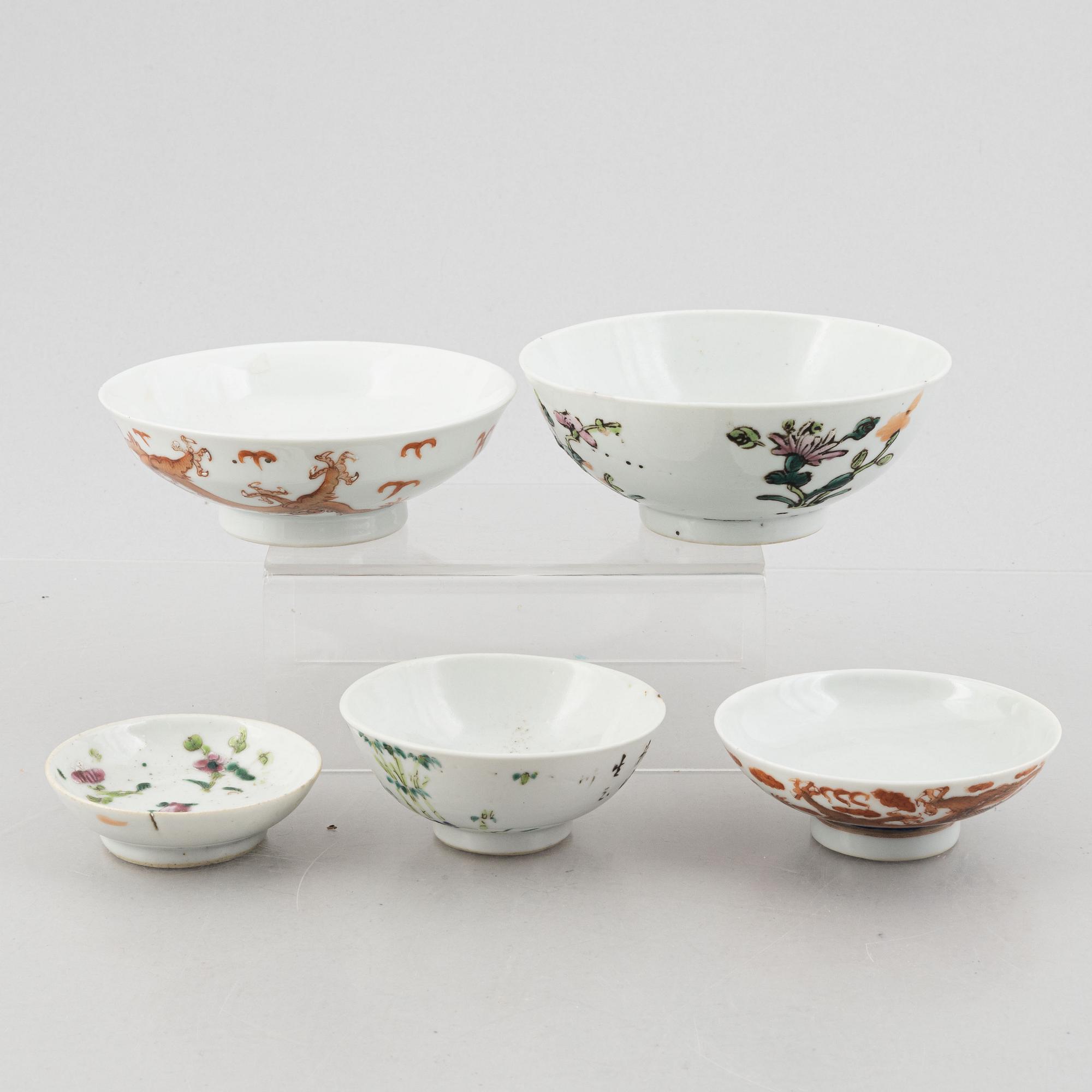 Four porcelain bowl and one cover, China, late Qing dynasty and 20th century.