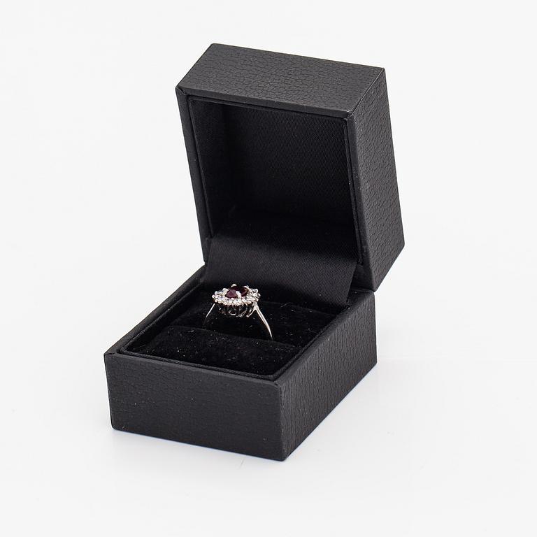 An 18K white gold ring with a ruby and diamonds ca. 0.36 ct in total.