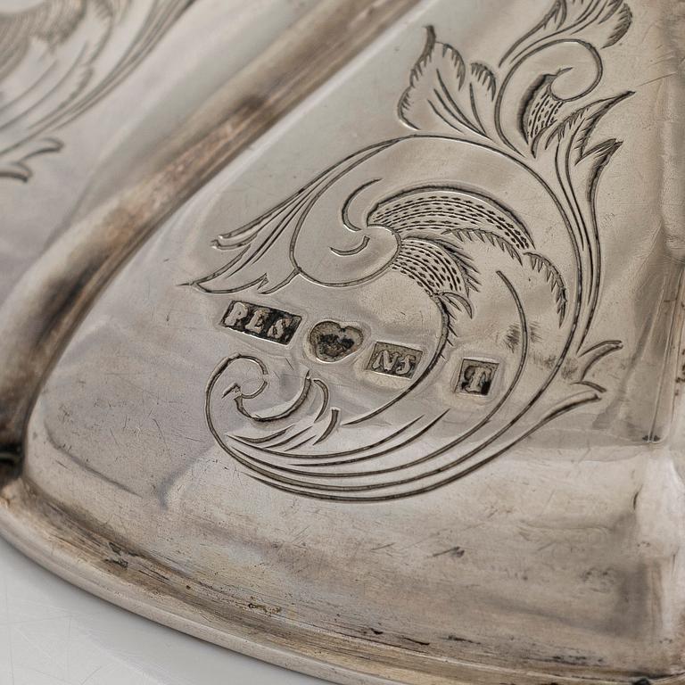 P.E. Sundberg, a footed silver bonbonnière, maker's mark of P.E. Sundberg, Trosa 1867.