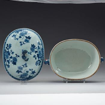 An export porcelain blue and white tureen and cover, Qing dynasty, Qianlong (1736-1795).