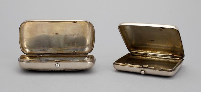 CIGARETTETUIER, 2 st, silver, Moskva 1885 resp 1893. Totalvikt ca 260 gram.