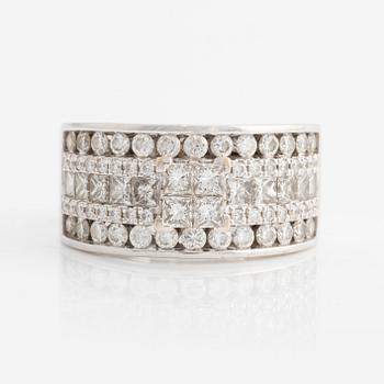 Ring, white gold with brilliant and princess-cut diamonds.