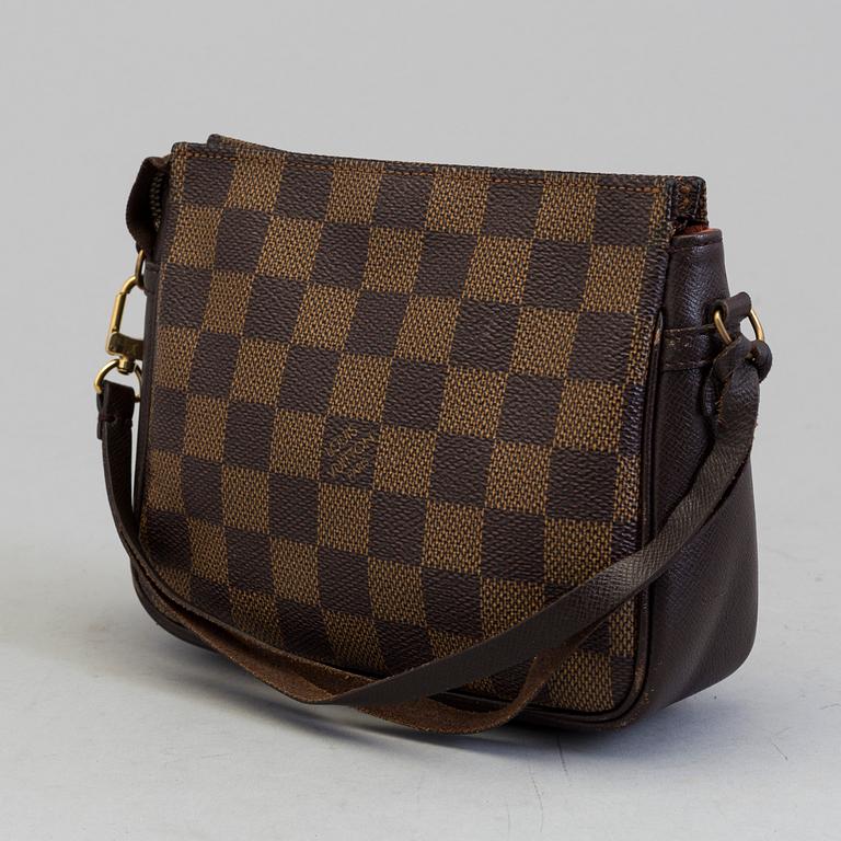 LOUIS VUITTON, a Damier Ebène hand bag.