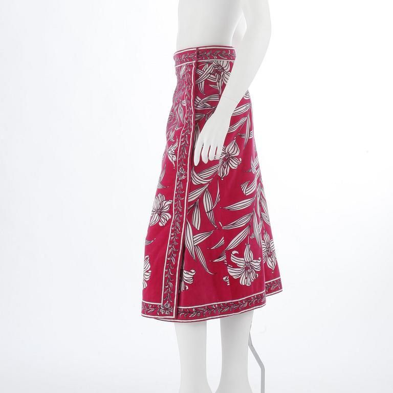 EMILIO PUCCI, a pink velvet skirt, size 40.