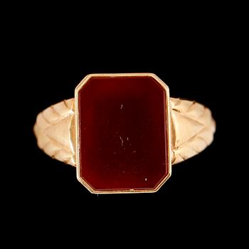 RING, 18 k, guld, med carneol, GHO, 1973. Total vikt ca 5 g.