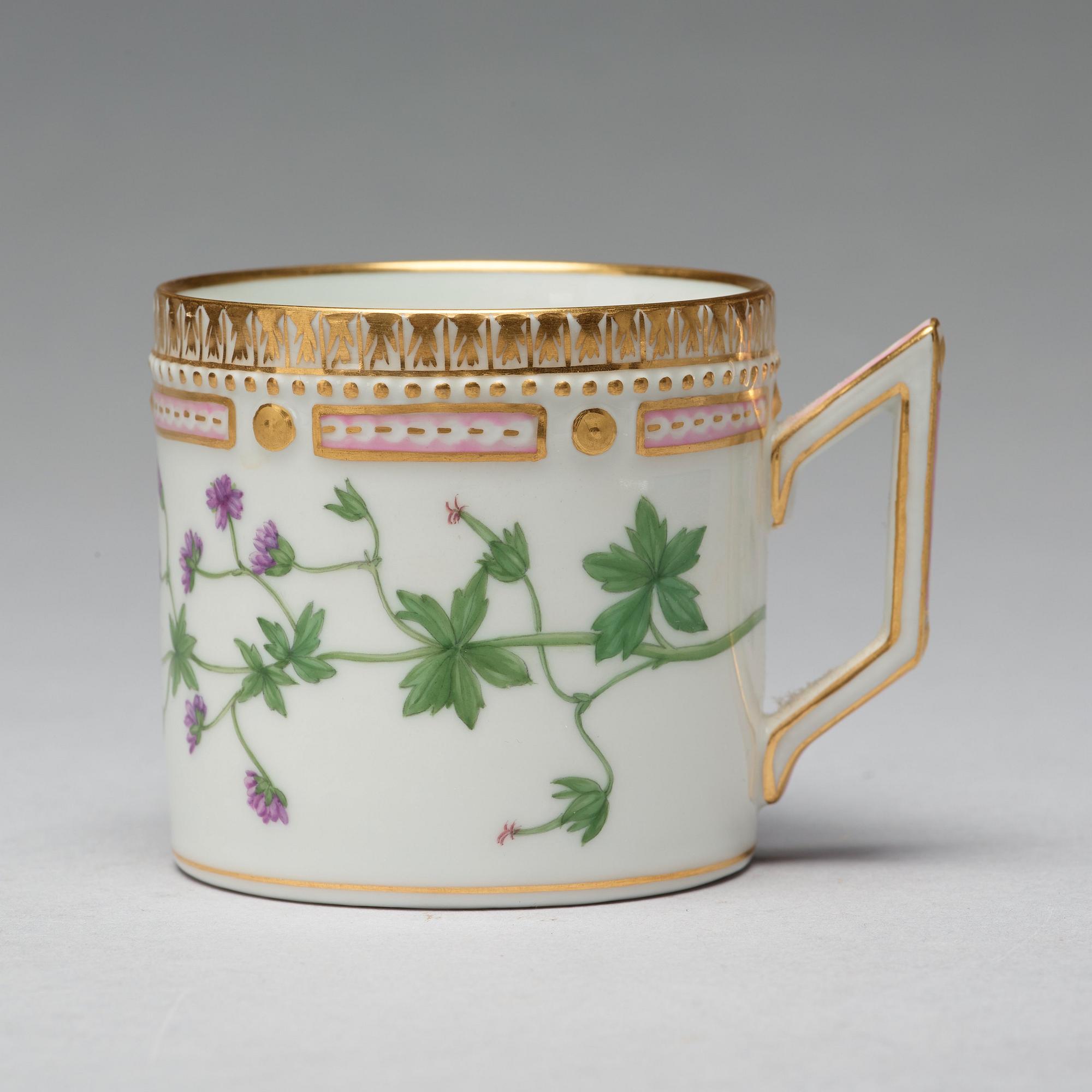 KAFFEKOPPAR med FAT, åtta stycken, porslin. "Flora Danica", Royal Copenhagen, Danmark.