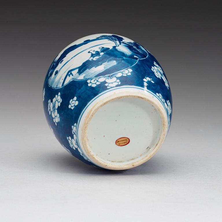 A blue and white "cracked ice" jar, Qing dynasty Kangxi (1662-1722).