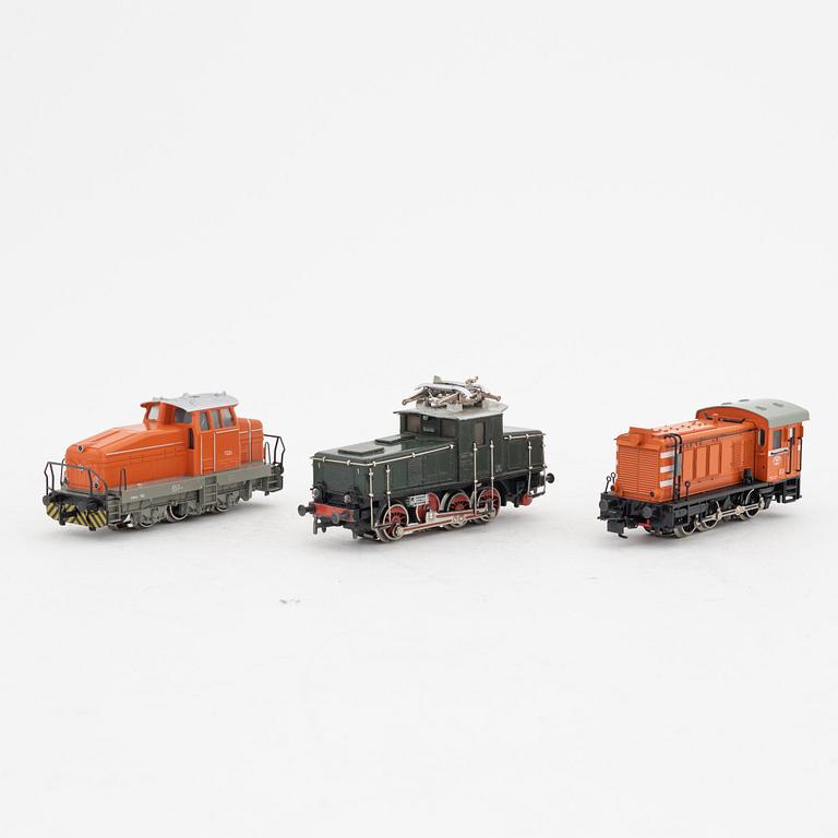 Märklin, three electrical locomotives, model no 3002 green, 3138, 3144, gauge H0, in boxes.