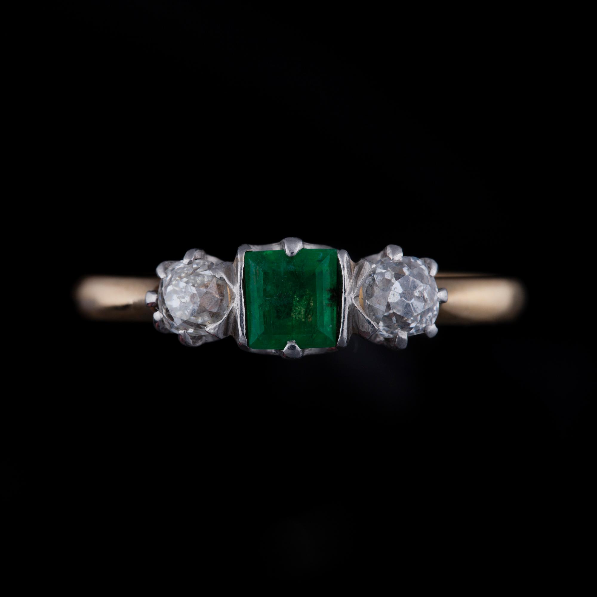 RING, 18K guld, diamanter, smaragd. Vikt ca 2,0 g.
