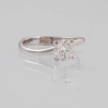 RING, 18K vitguld med briljantslipad diamant 1.01 ct. Vikt  3,5 gram.