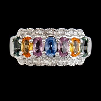 RING, 14K vitguld, diamanter tot ca 0.13 ct, flerfärgade safirer.