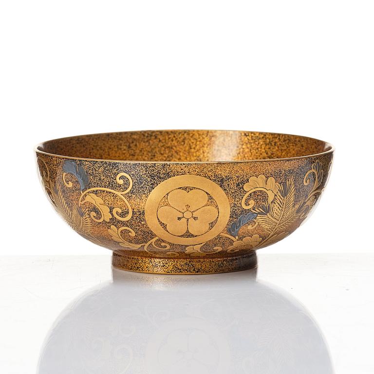 A Japanese lacquered bowl, box with cover and handle, 19th Century.