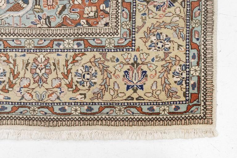 A Tabriz type carpet, c. 300 x 200 cm.