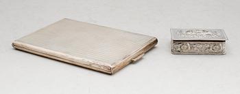 CIGARETTETUI SAMT DOSA, silver. Tot vikt ca 191 g.