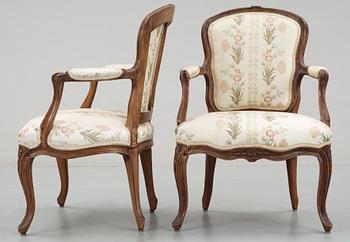 KARMSTOLAR, ett par, rokoko, Frankrike, 1700-tal.