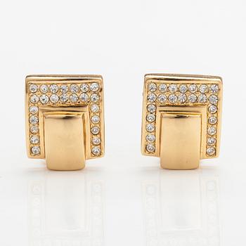 Christian Dior, Örhängen, guldfärgad metall och strass. Märkta Chr. Dior, Germany.