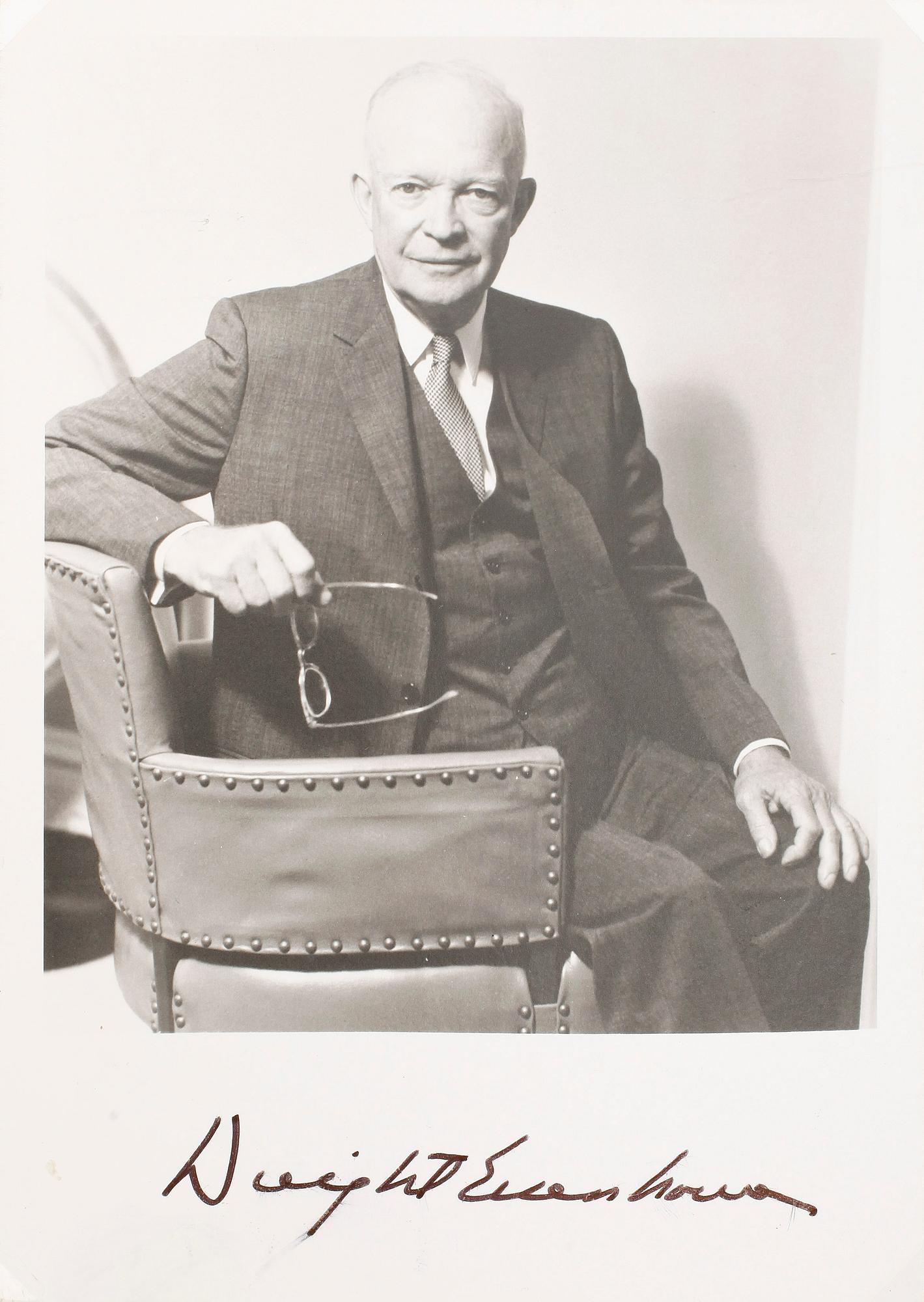 DWIGHT D. EISENHOWER (1890-1969), egenhändigt signerat foto.