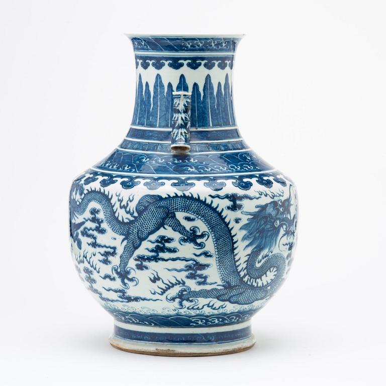 A large blue and white vase, Qing dynasty, 19th Century.