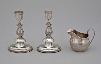 GRÄDDKANNA samt LJUSSTAKAR, ett par, silver. Bl a England, 1800/1900-tal. Tot vikt 81 g.