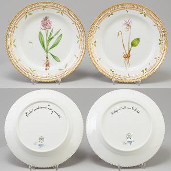 A set of five porcelaine Royal Copenhagen "Flora Danica" plates model #3550.