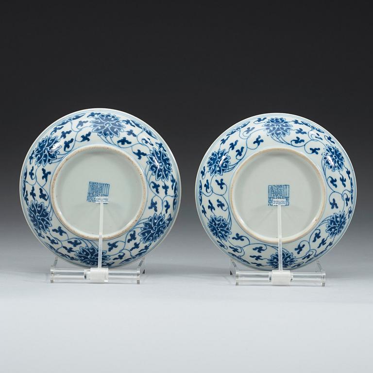 SKÅLFAT, ett par, porslin. Qing dynastin, 1800-tal med Daoguangs sigillmärke.