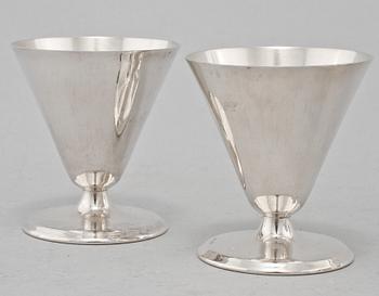 SHAKER, FAT samt 4 COCKTAILGLAS, nysilver, 1900-talets andra kvartal.