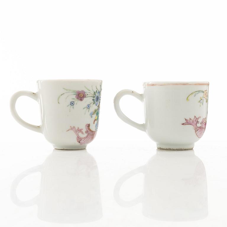 Tallrik och två koppar, porslin, Kina, Qingdynastin, Qianlong (1736-95).