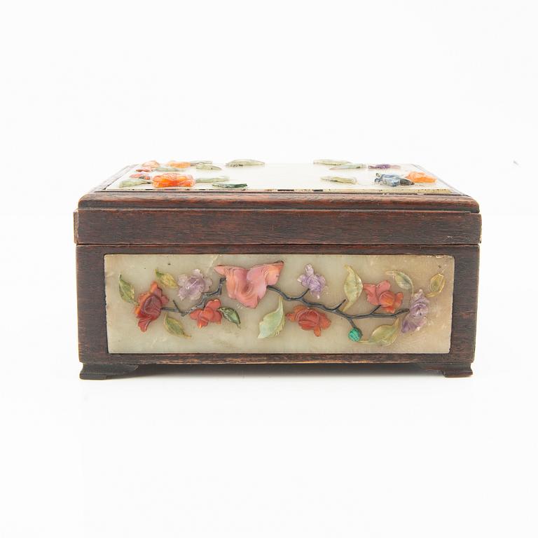 Box with lid, China, late Qing dynasty (1644-1911).