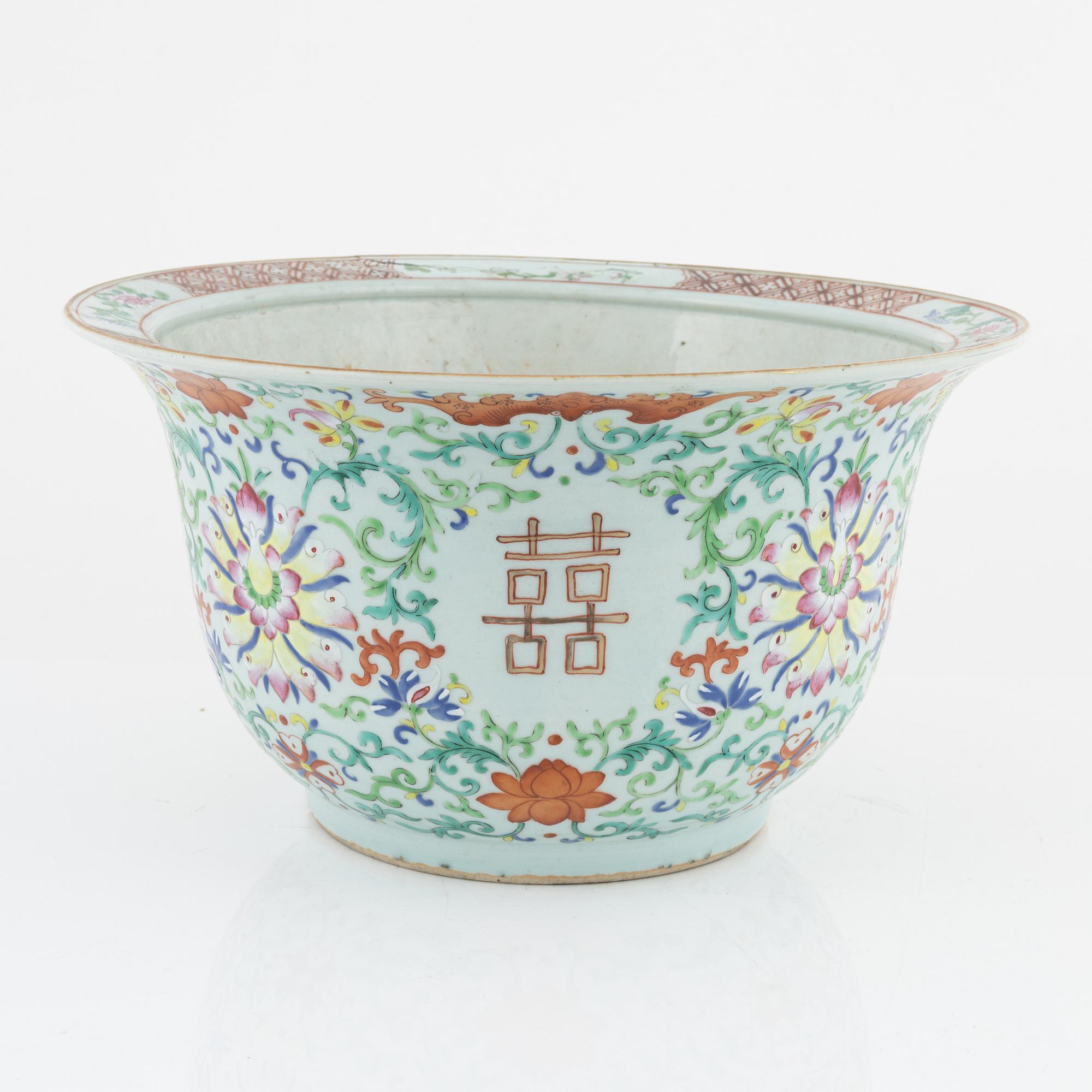 A large famille rose flower pot, late Qing dynasty, 19th Century.