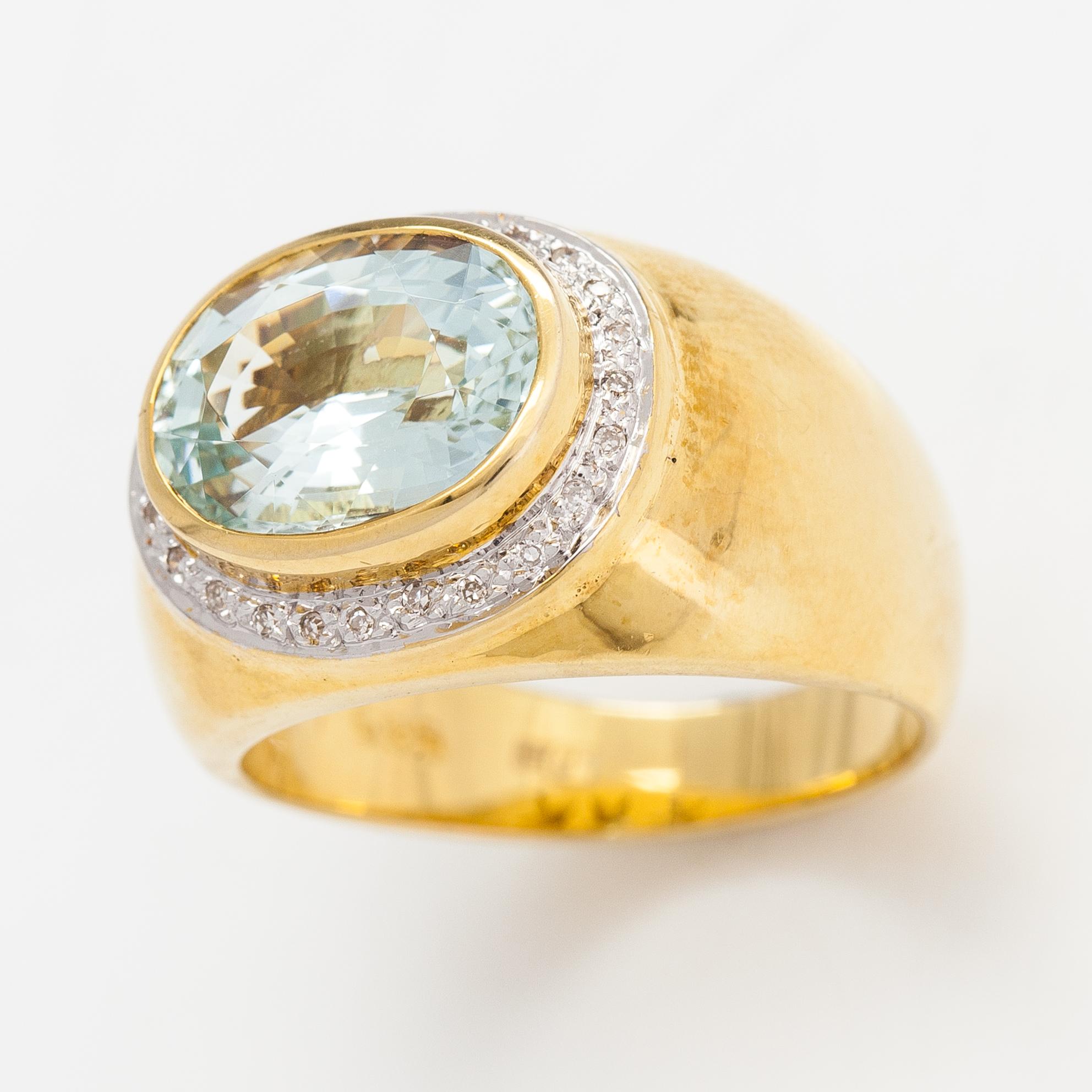 A 14K gold ring with an aquamarine and diamonds ca. 0.06 ct in total.
