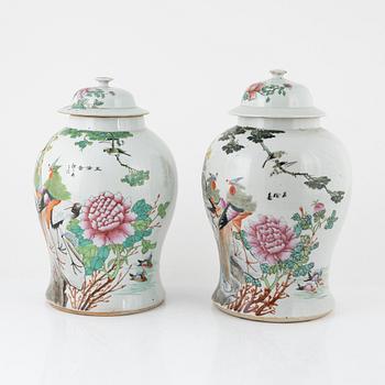 A pair of porcelain covered urns, China, first half of the 20th century.