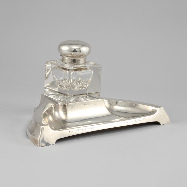 SKRIVBORDSGARNITYR, silver och glas, K. Andersson, Göteborg, 1915.
