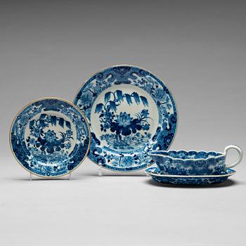 926. A blue and white part dinner service, Qing dynasty, Qianlong (1736-95) (23 pieces).