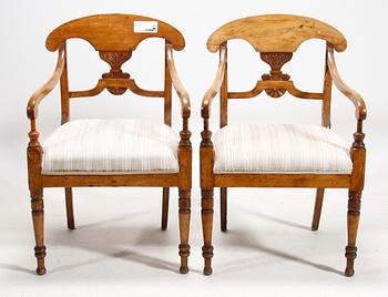 KARMSTOLAR, ett par, senempire, provinstillverkade, 1840-tal.