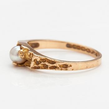 A 14K gold ring "Small word" with a cultured pearl. Lapponia 1978.
